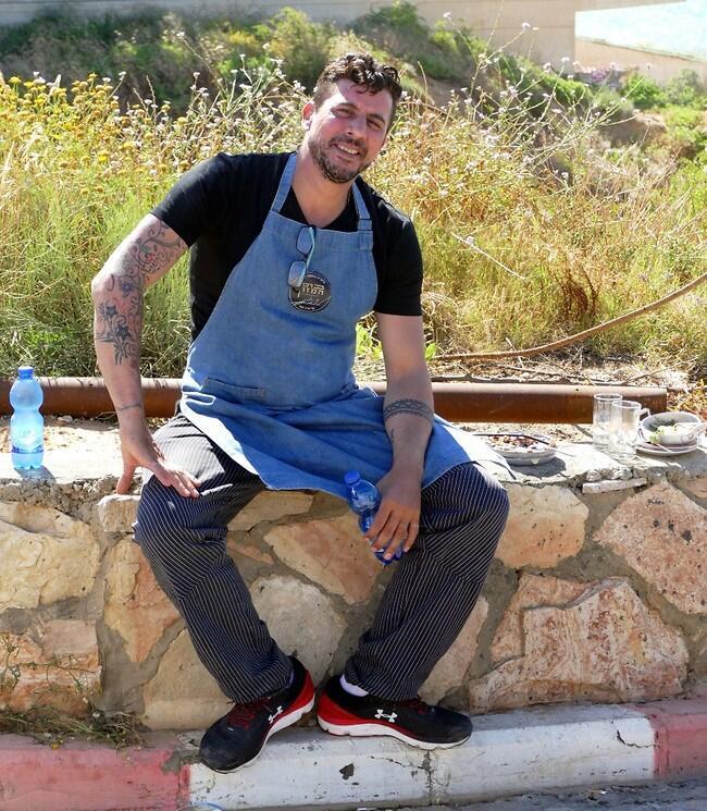 מנוחת השף. אביב משה (צילום: אמיר מאירי) מנוחת השף. אביב משה