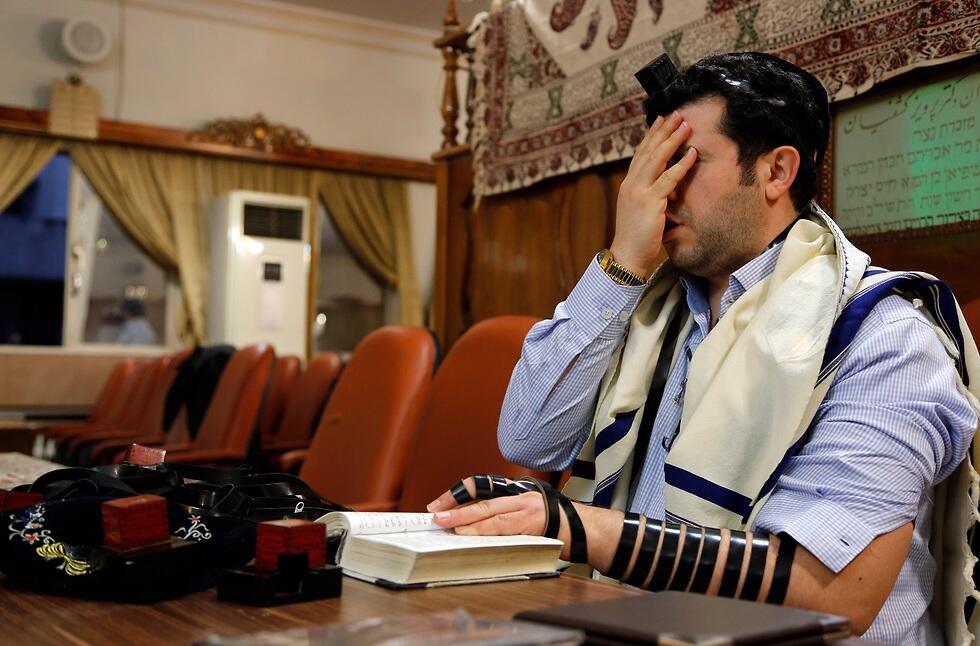 Jewish man praying in an Iranian synagogue (Photo: EPA) קריאת שמע בבית הכנסת באיראן