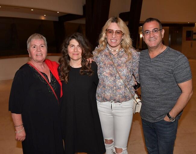 באו לפרגן. הזוג יצפאן עם קרן מור ותיקי דיין (צילום: אביב חופי) באו לפרגן. הזוג יצפאן עם קרן מור ותיקי דיין