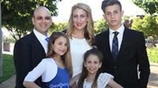 "איך יכולנו לחיות במקום שבו הילדים לא יכולים ללכת לשחק לבד בפארק". משפחת בראון