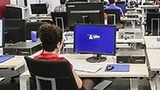 הצצה למרכז בודקי התוכן של פייסבוק בברלין