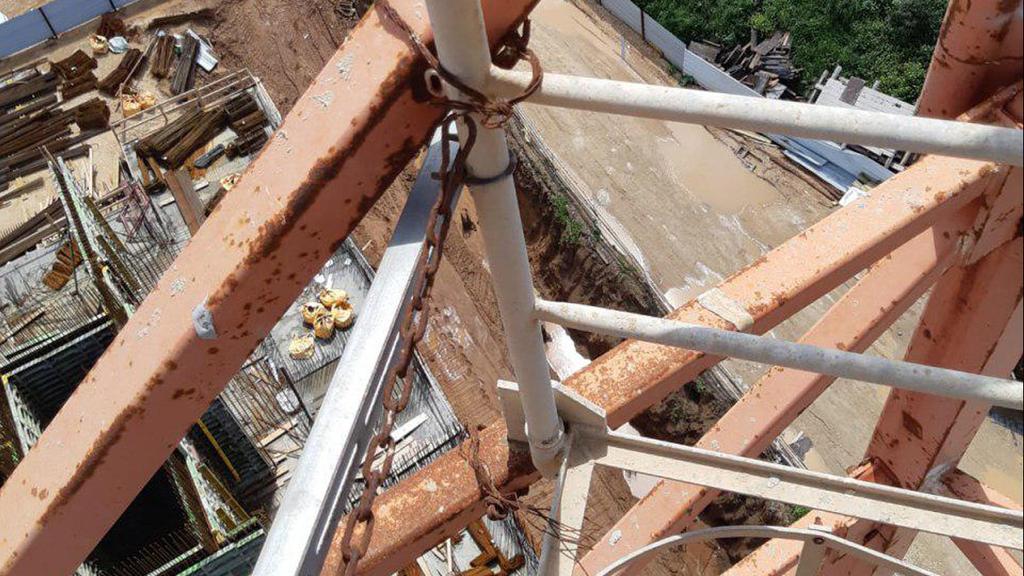 A ladder tied with rusty metal קשירה לא תקינה וברזל חלוד בסולמות על המנוף