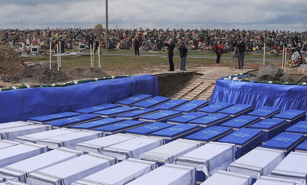 Mass burial of the remains of the Holocaust victims in Belarus (Photo: Reuters) בלארוס בלרוס קבורת שרידים של נרצחים מה שואה