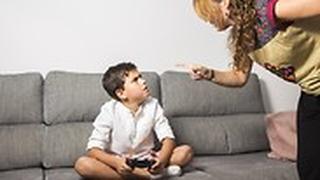אמא כועסת על ילד שמשחק