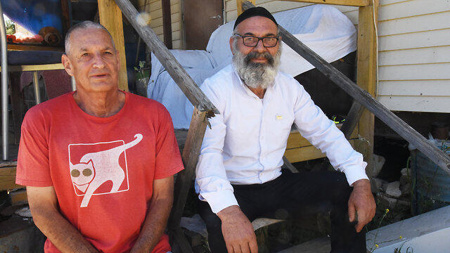 אברהם סיני (השמאלי) עם צחי ברקת - הקצין שגילה אותו