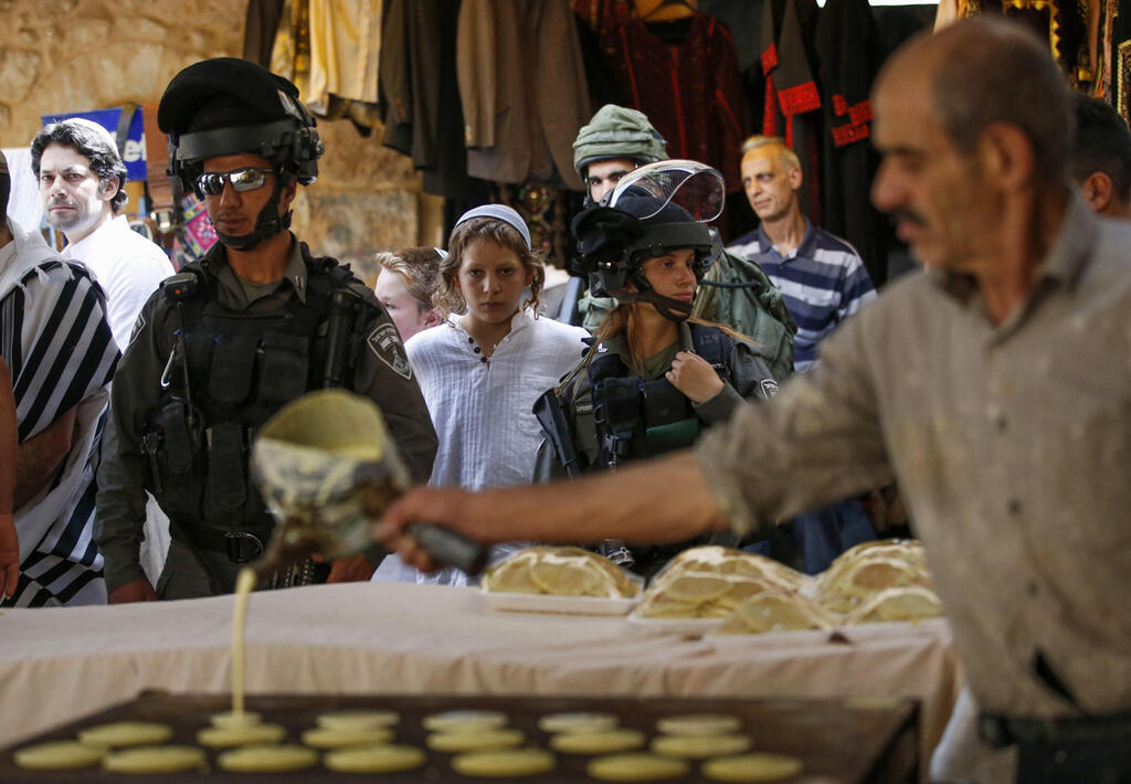 חיילי מג"ב מסיירים בשוק בחברון במהלך חודש הרמאדן