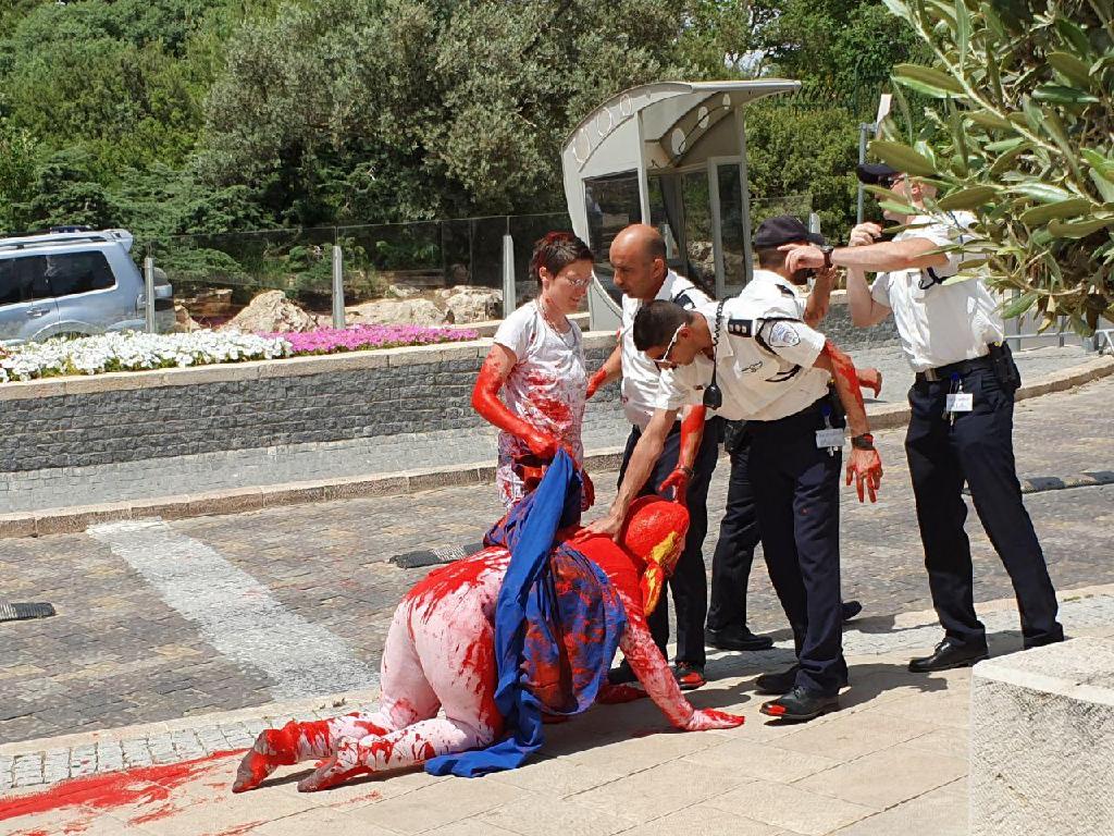 מיצג האומנות של זאב אנגלמאייר מול הכנסת