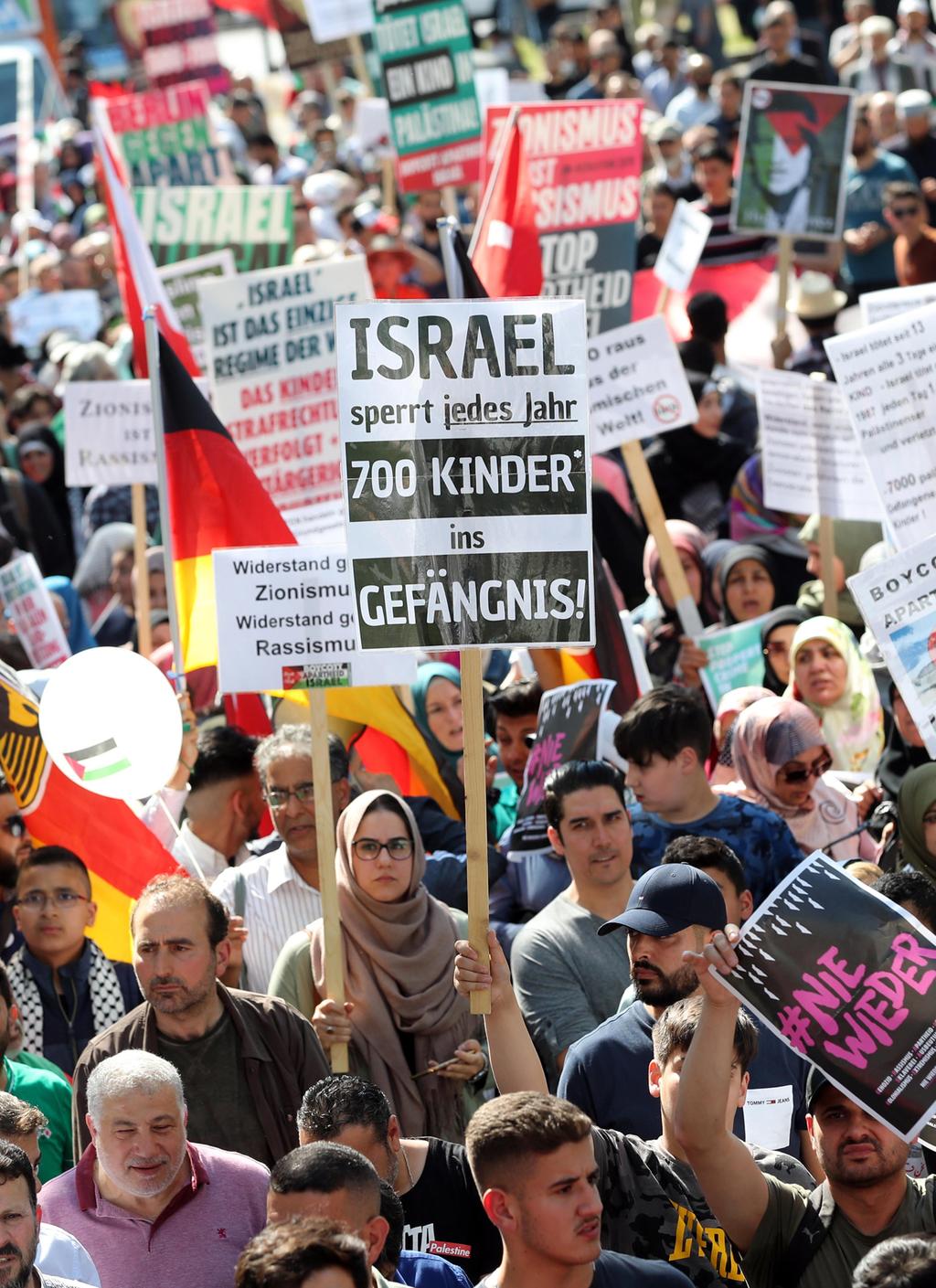 Anti-Israel protest in Berlin (Photo: EPA) יום אל קודס יום ירושלים העולמי ברלין גרמניה הפגנה נגד ישראל
