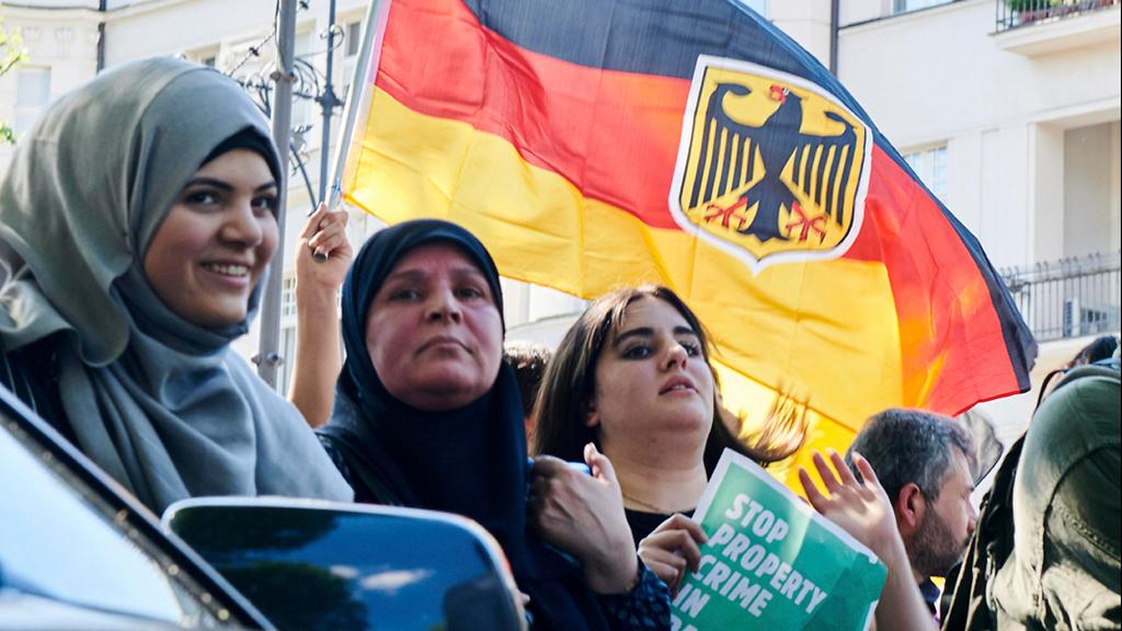 Muslim women protest against Israel in Berlin (Photo: AP) Muslim women protest against Israel in Berlin