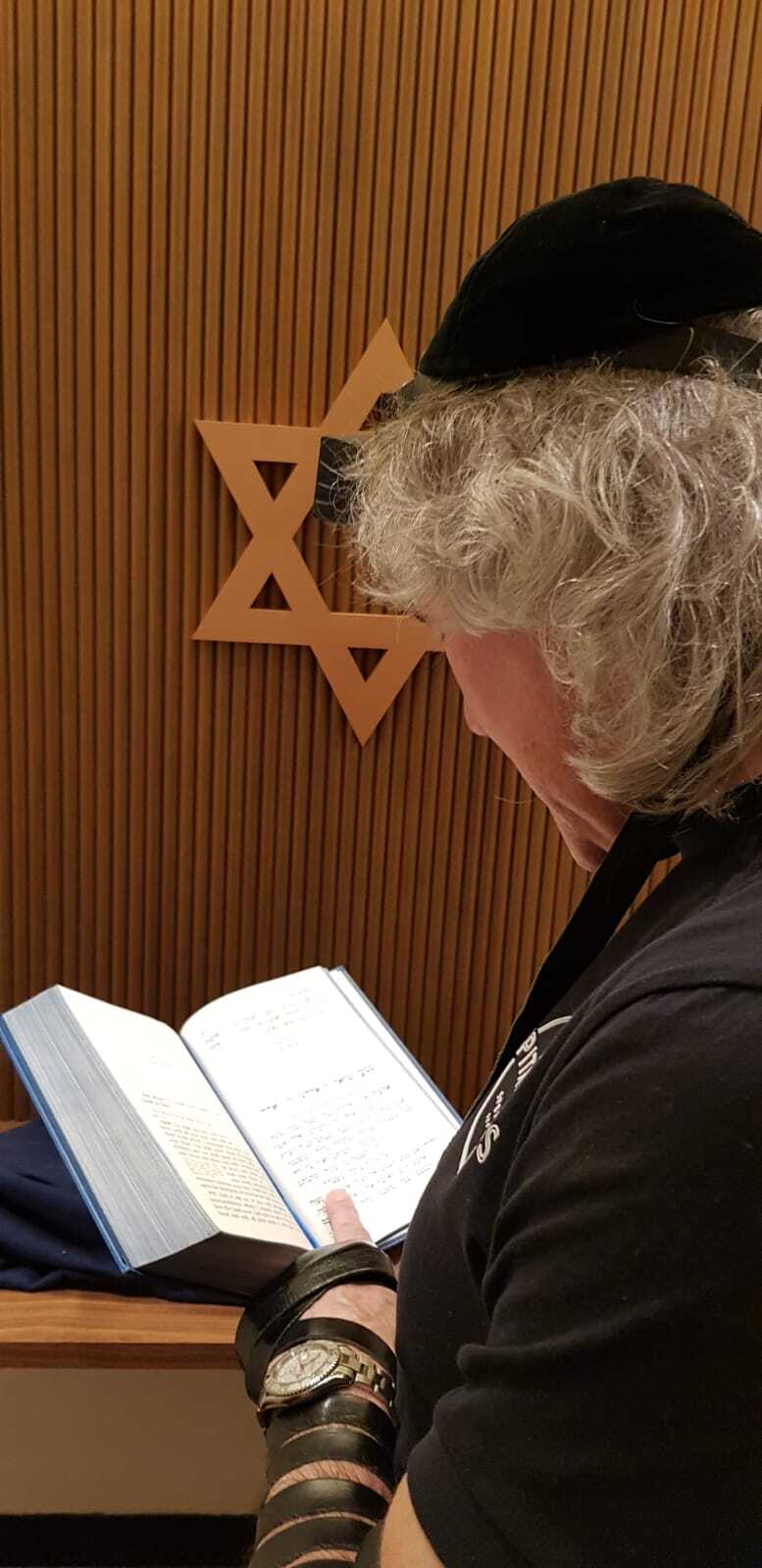 גבר יהודי מתפלל בחדר התפילה היהודי החדש בשדה באיסטנבול