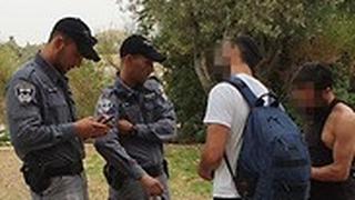 המשטרה עוצרת אנשים לבידוק ומבקשת מהם ת.ז