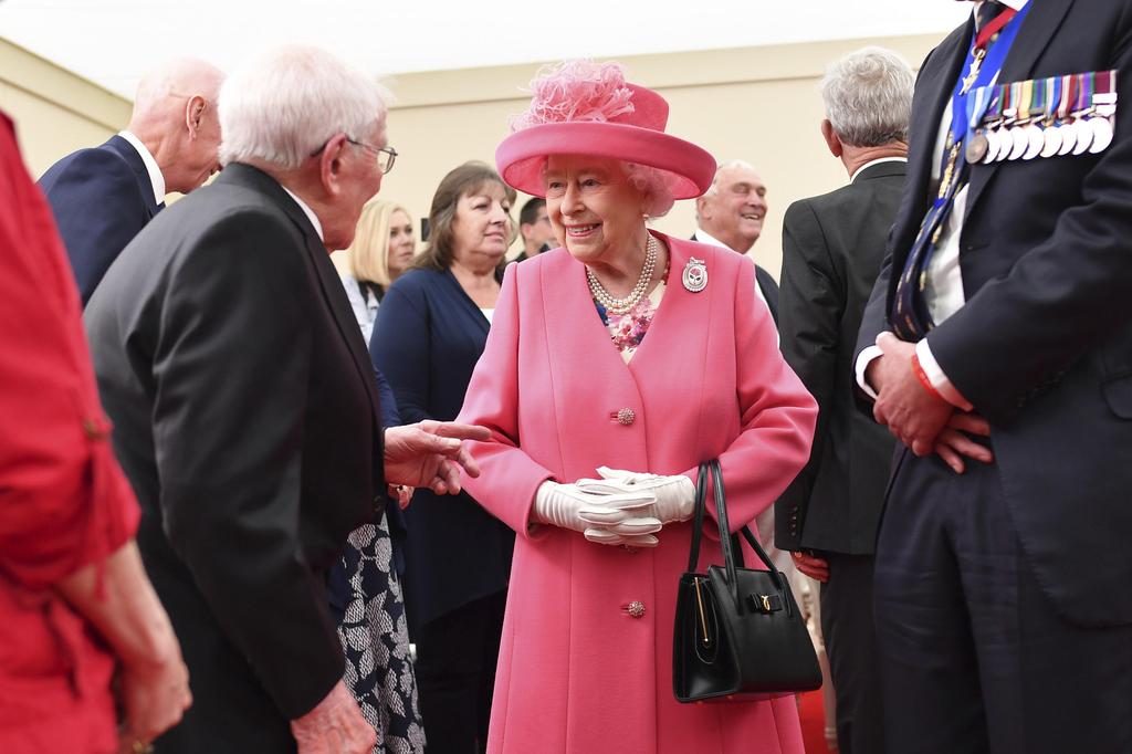 Queen Elizabeth II meets veterans during commemorations in Portsmouth for the 75th Anniversary of D-Day, June 5, 2019 (Photo: AP) d-day queen