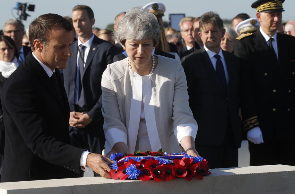 Macron and May lay a wreath at a Franco-British ceremony in Ver-Sur-Mer to mark 75th anniversary of D-Day, June 6, 2019 (Photo: EPA) may macron d-day france