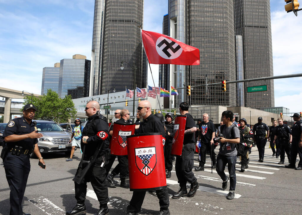 Neo Nazis in Detroit, Michigan (Photo: Reuters) דטרויט מישיגן ארצות הברית מצעד גאווה ניאו נאצים גזענות היטלר צלב קרס קהילה ה גאה להט"ב הומו לסבי