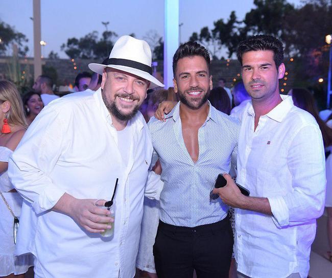 חגיגיים. צחי קומה עם חתני השמחה: זאביק דרור וטל שרף