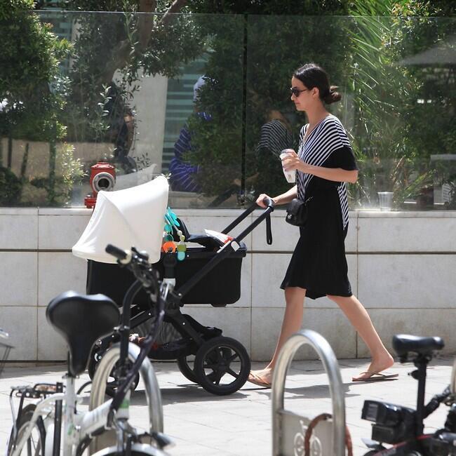 מטיילות בשמש (צילום: מוטי לבטון) מטיילות בשמש