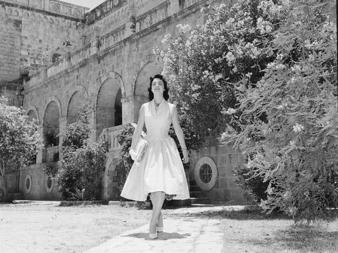 התמונה המקורית. מלכת היופי מרים מרים הדר-ויינגרטן על רקע בניין ימק"א בירושלים