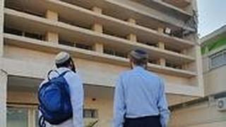 ההרס במקום נפילת הרקטה בשדרות