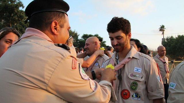 מקבלים את העניבה הנחשקת (צילום: עדי פוזנר) מקבלים את העניבה הנחשקת