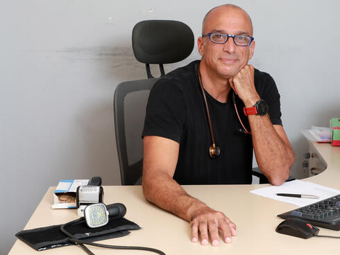ניתן היה לצפות שהטכנולוגיה תקל על העומס, אבל בשטח - העומס רק גדל. ד"ר דורון עמוסי במרפאה ניתן היה לצפות שהטכנולוגיה תקל על העומס, אבל בשטח - העומס רק גדל. ד"ר דורון עמוסי במרפאה