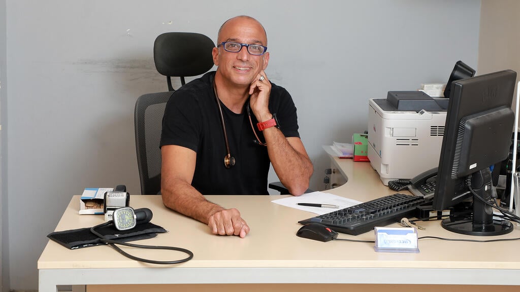 "אני מנסה להיות הכי מקצועי, קשוב ורגיש, בגבולות שהתגבשו אצלי עם השנים". ד"ר עמוסי (צילום: דנה קופל) תמונה של רופא המשפחה ד"ר דורון עמוסי