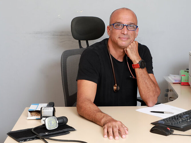 על הרופא לזכור שהוא מטפל בבני אדם ולא בעוד חלק באלגוריתם מדעי על הרופא לזכור שהוא מטפל בבני אדם ולא בעוד חלק באלגוריתם מדעי