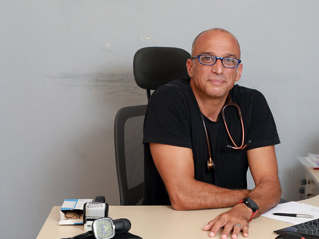 אם אתם מתלבטים, גשו בבקשה להתלבט עם הרופא שלכם. ד"ר דורון עמוסי (צילום: דנה קופל) ד"ר דורון עמוסי