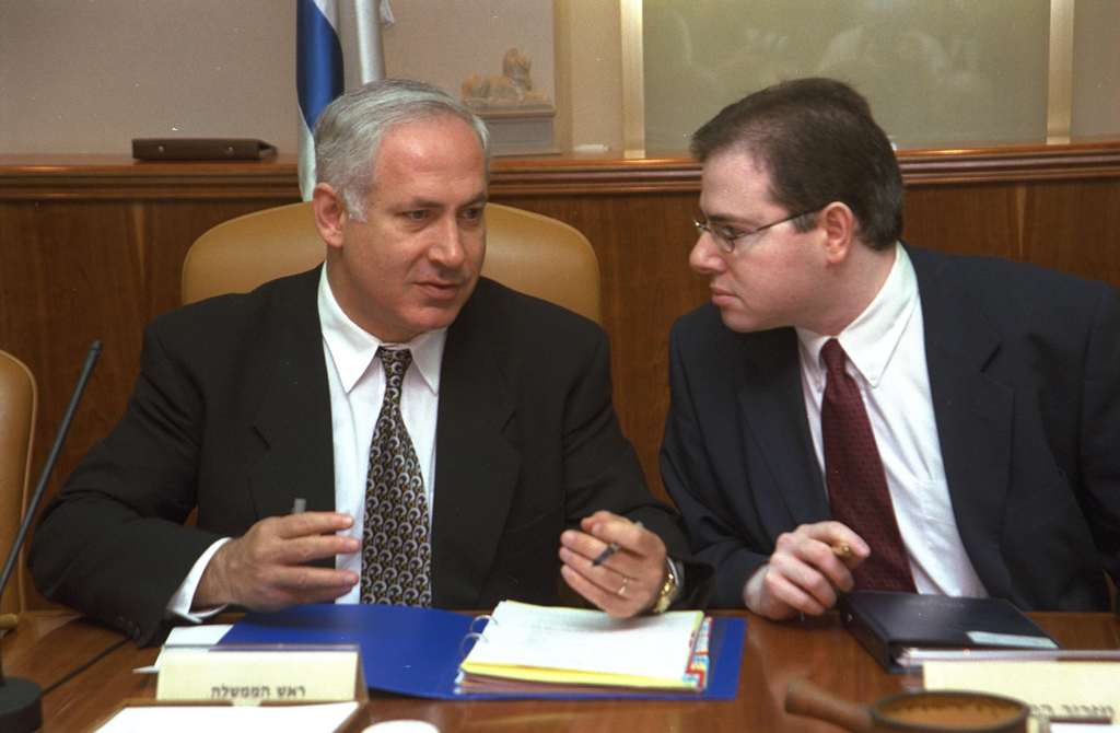 נתניהו ב-1997. ממשלתו הראשונה כיבדה את כללי ועדת שמגר, "האורים והתומים" ביחס למוסד היועמ"ש (צילום: עמוס בן גרשום, לע"מ) נתניהו ב-1997. ממשלתו הראשונה כיבדה את כללי ועדת שמגר, "האורים והתומים" ביחס למוסד היועמ"ש