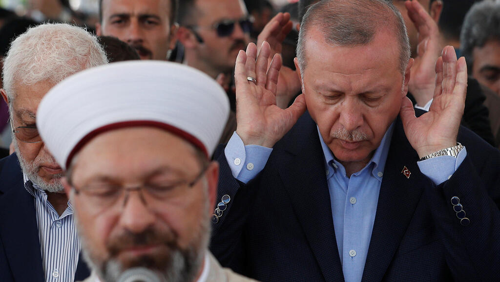 Turkish President Recep Tayyip Erdogan participates in memorial for ousted Islamist Egyptian President Mohamed Morsi (Photo: Reuters) נשיא טורקיה ארדואן תפילה לזכר נשיא מצרים מורסי