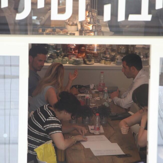 פגישה, חצי פגישה. יעל בר זוהר וגיא זו-ארץ (צילום: מוטי לבטון) פגישה, חצי פגישה. יעל בר זוהר וגיא זו-ארץ