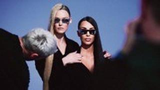 קים קרדשיאן ובר רפאלי בצילומים לקמפיין. המשקפיים נשלחו חזרה לארה”ב