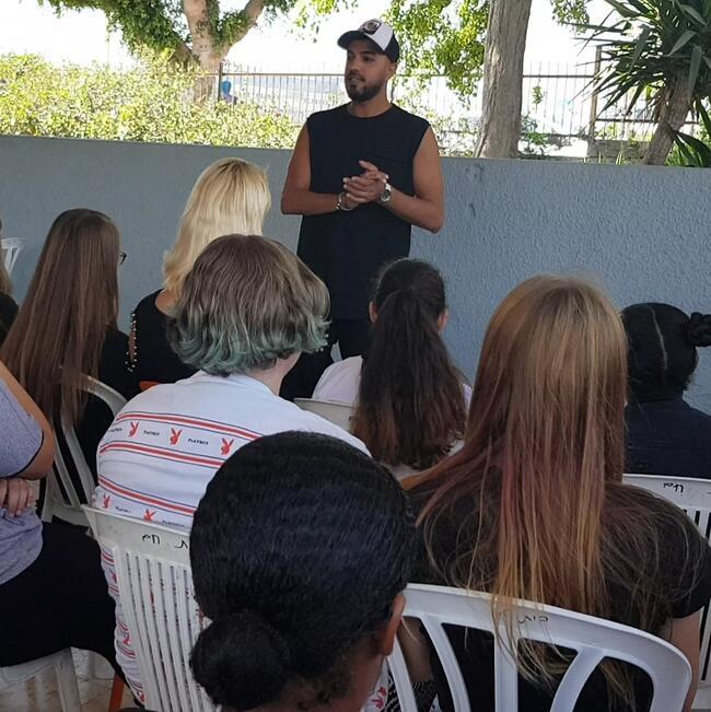 מרגש. איתי לוי בבית חם לנערות באשדוד (צילום: שי אורי) מרגש. איתי לוי בבית חם לנערות באשדוד