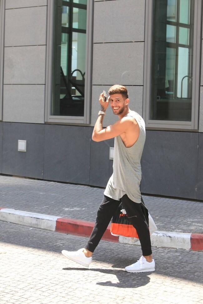 ספר לנו מה כל כך מצחיק אותך