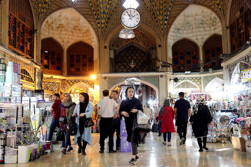 בבזאר בטהרן. גם הפלת המטוס האוקראיני הנחיתה מכה (צילום: AP) איראן בזאר שוק סנקציות ארה"ב מפרץ מתיחות מצב כלכלי
