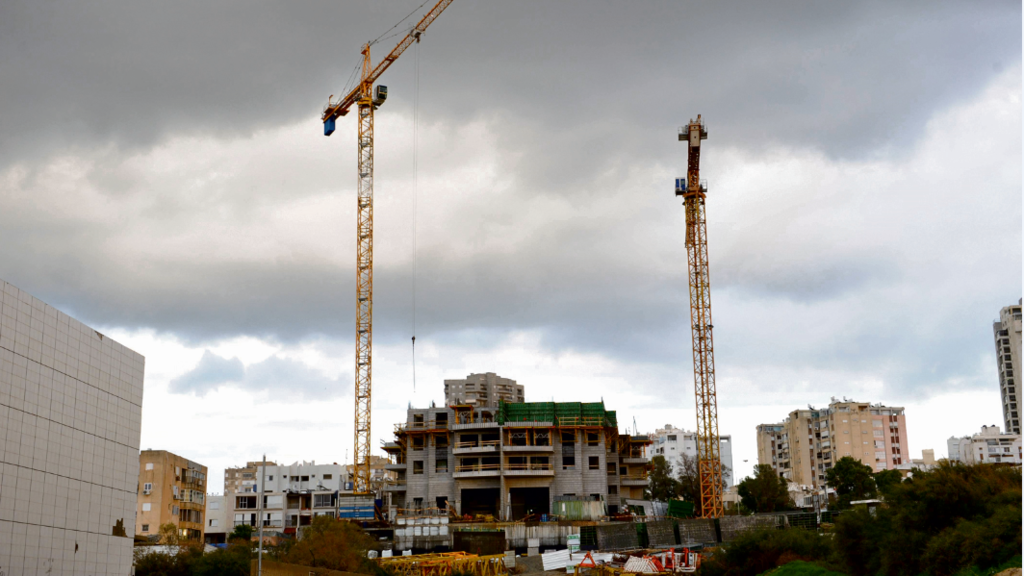 אתר בנייה באשדוד (צילום: ישראל יוסף) אתר בנייה אשדוד