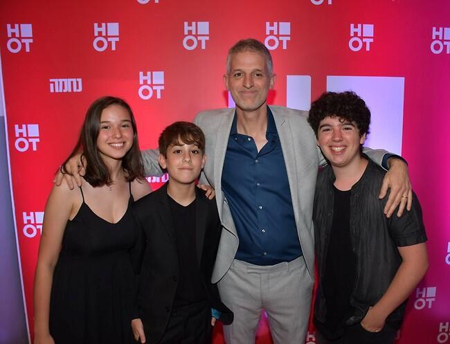 הילדים שלו בכאילו. רשף לוי ומי שמגלמים את ילדיו בסדרה (צילום: אביב חופי) הילדים שלו בכאילו. רשף לוי ומי שמגלמים את ילדיו בסדרה