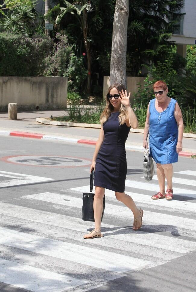 מרגלת מטעם קרן מרציאנו מאחוריך (צילום: מוטי לבטון) מרגלת מטעם קרן מרציאנו מאחוריך
