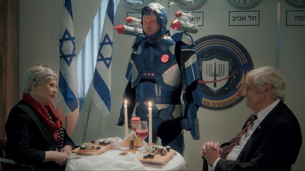 נוכחות אייקונית בקולנוע הישראלי. גילה אלמגור כאשת ראש הארגון בסרט "המוסד" (צילום: מתוך הסרט) מתוך "המוסד"