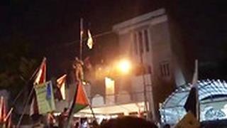 מהומות עיראק טיפסו על גג שגרירות בחריין מחאה נגד הסדנה הכלכלית