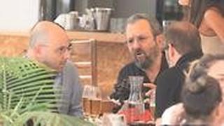 אהוד ברק ואלדד יניב עושים סולחה בבית קפה אשתור בתל אביב