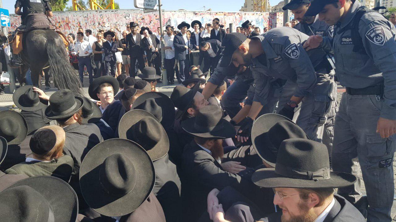 הפגנת החרדים נגד מעצר תלמיד הישיבה שסרב להתגייס