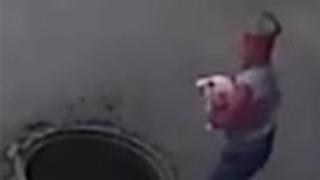 רוסיה השאירו ביוב פתוח בת שנתיים נפלה