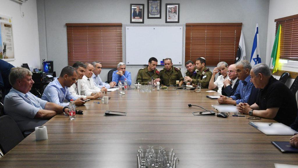 רה"מ בנימין נתניהו בדיון קבינט עם ראשי הרשויות של עוטף עזה באוגדת עזה