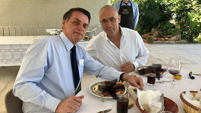 שגריר ישראיל בברזיל יוסי שלי השחיר תמונות שלו אוכל לובסטרים עם נשיא ברזיל ז'איר בולסונארו 