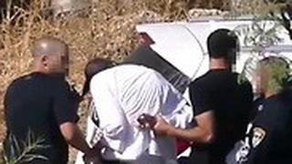 תיעוד של שוטר עוצר חרדי ותופס את פיאותיו בהפגנת חרדים בירושלים