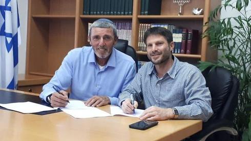 סמוטריץ' ופרץ חותמים אתמול על ההסכם 