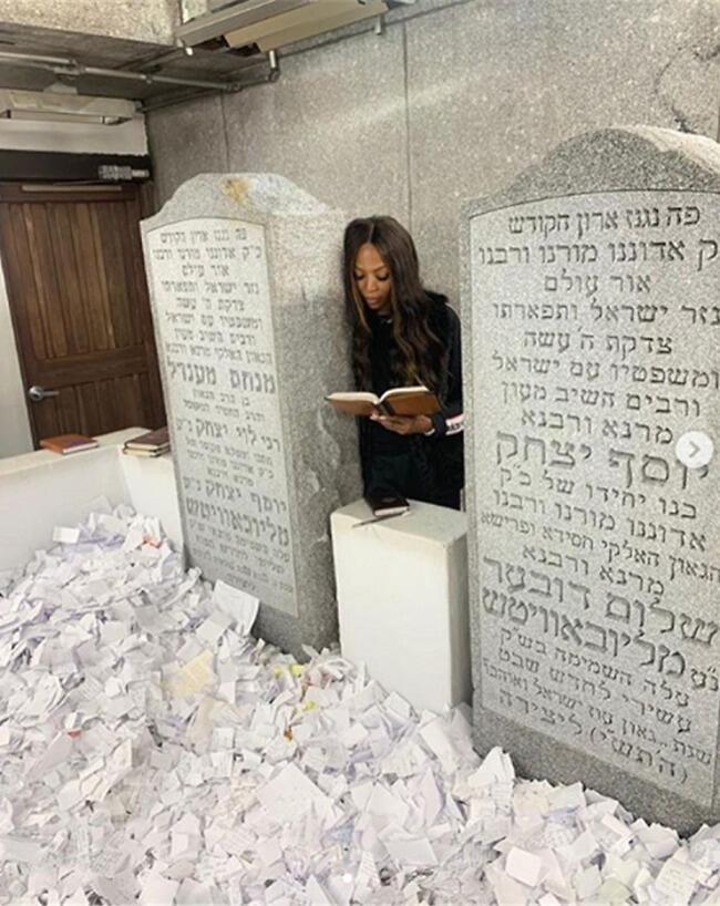מתחביביה: להצטלם ליד קבר
