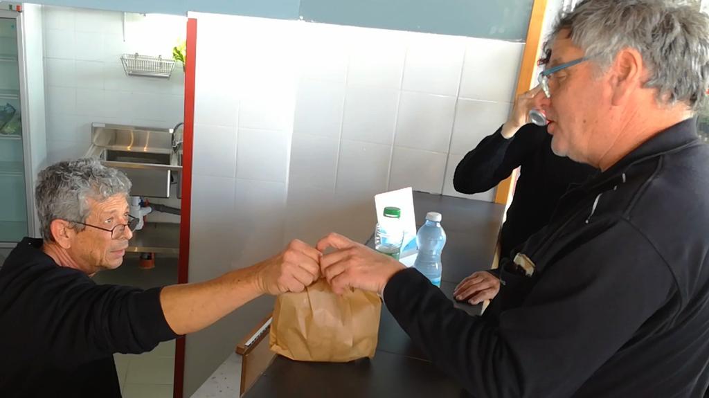 שטיינברג במעשנה בנתניה: "התעייפתי" (צילום: עודד שטיינבגר) המבורגרייה בנתניה