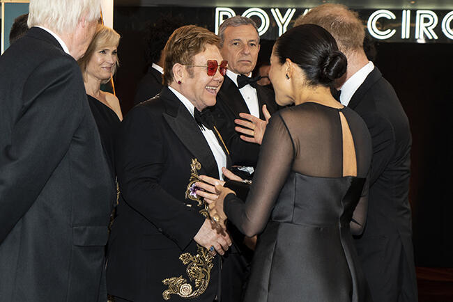 "אני בצד שלך". מרקל ואלטון ג'ון (צילום: gettyimages) "אני בצד שלך". מרקל ואלטון ג'ון