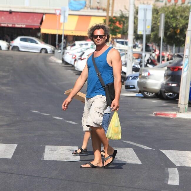 שרד כדי לספר. נועם טור